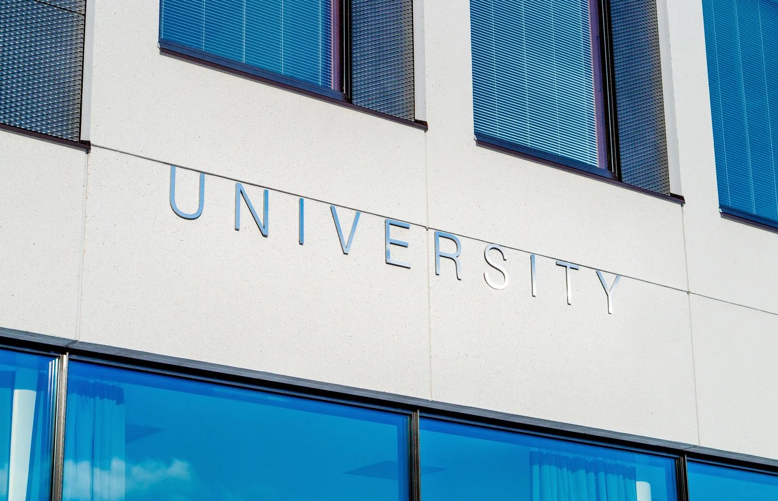 Escuelas y universidades
